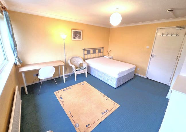 Beautiful Double Room - great access for CMK Main Photo