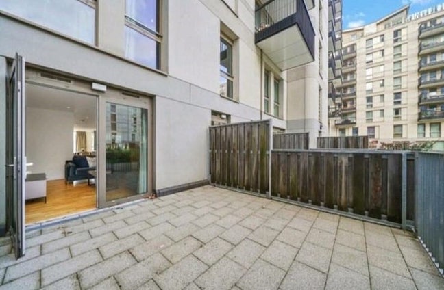 Double room available for rent in East Village Main Photo