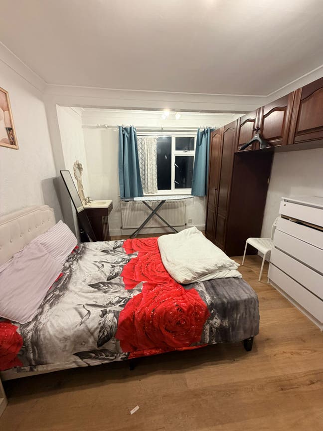 Furnished Room in Friendly House Share Main Photo