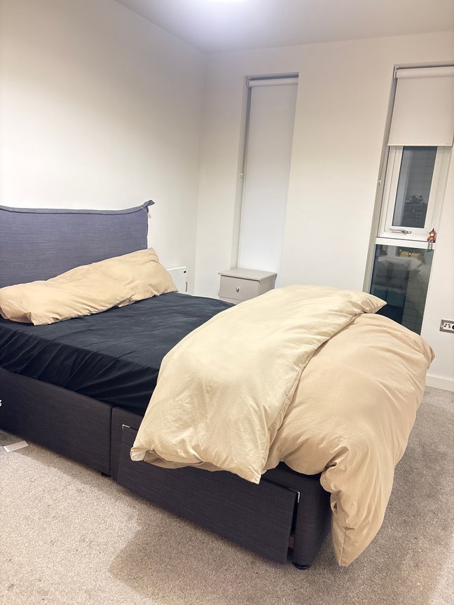 Spacious and furnished en-suite room in Salford.  Main Photo