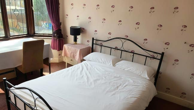 Romford station Large Double Room/Bills included Main Photo