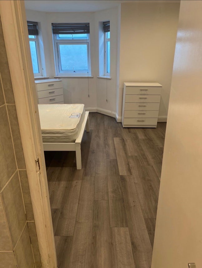 Master Size Double Bedroom with Private Bathroom Main Photo