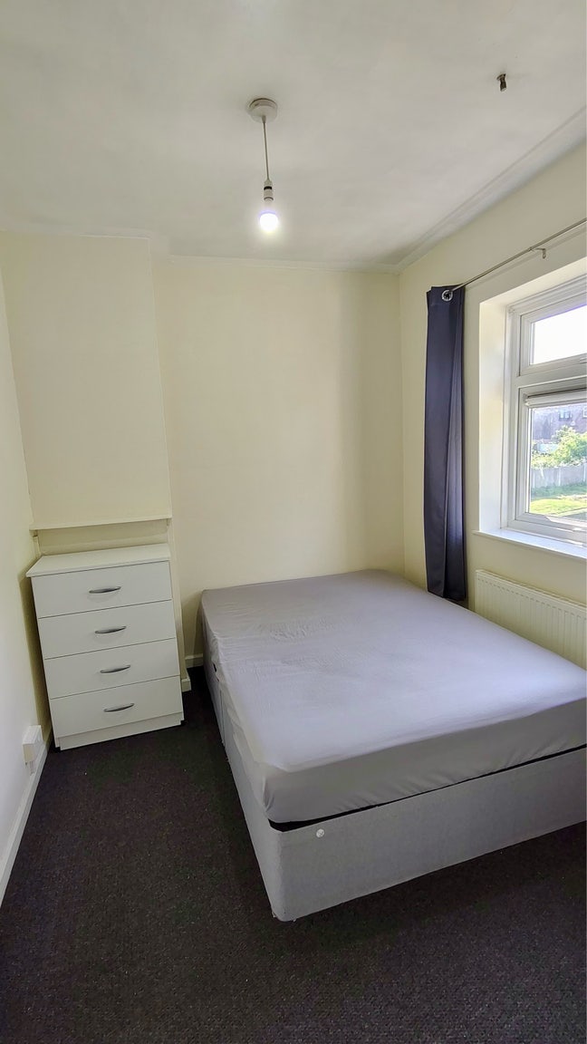 3 Lovely Room in Chadwell Heath+All Bills Includ  Main Photo