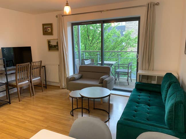 Balcony flat near mile end station Main Photo