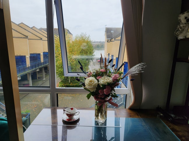 Gorgeous double room with river views  Main Photo