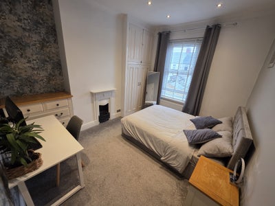 Spacious Double Room  Bills Included NP19 POSTCODE Main Photo