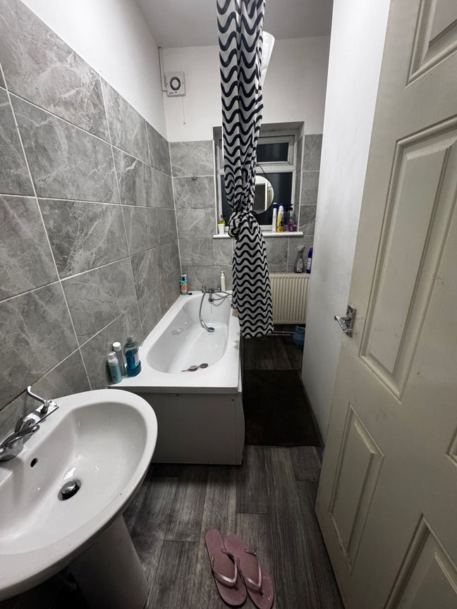 1 room available for rent  Main Photo