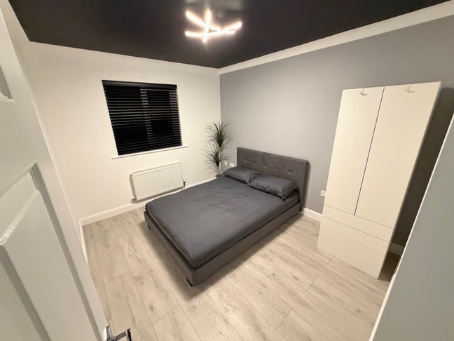 Clean furnished double bedroom-all bills included  Main Photo