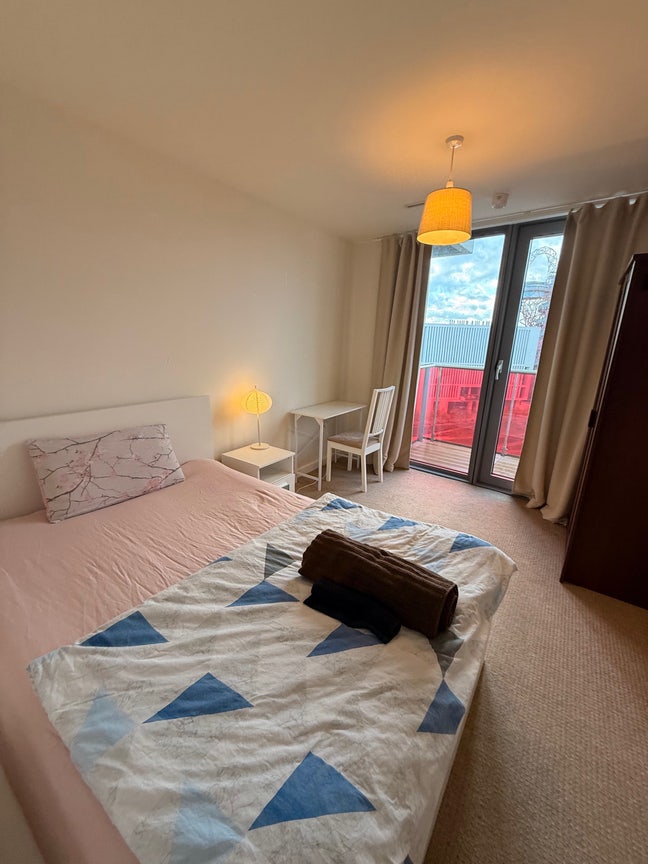 Big Private Room, Bathroom, Balcony in Stratford Main Photo