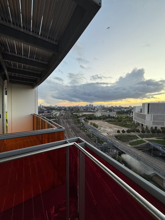 Luxury Ensuite with Balcony - Skyline View Main Photo