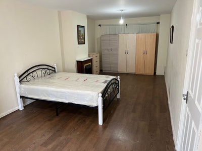 Large Double room to rent (No kids / DSS / UC) Main Photo