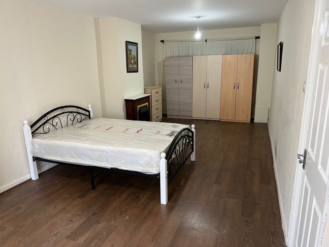 Large Double room to rent (No kids / DSS / UC) Main Photo