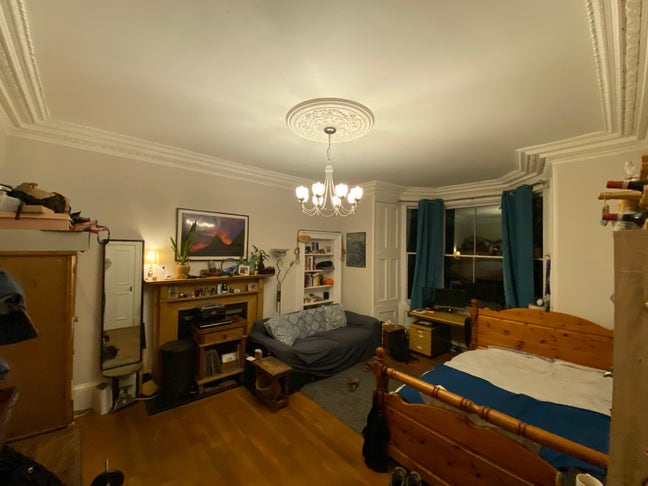 Central, quiet double room right on Holyrood Park! Main Photo