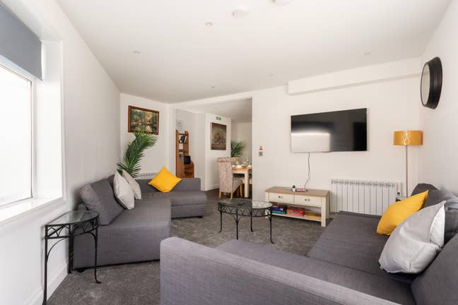 King Beds | 2 Bath | Central Brighton | Bills Inc Main Photo