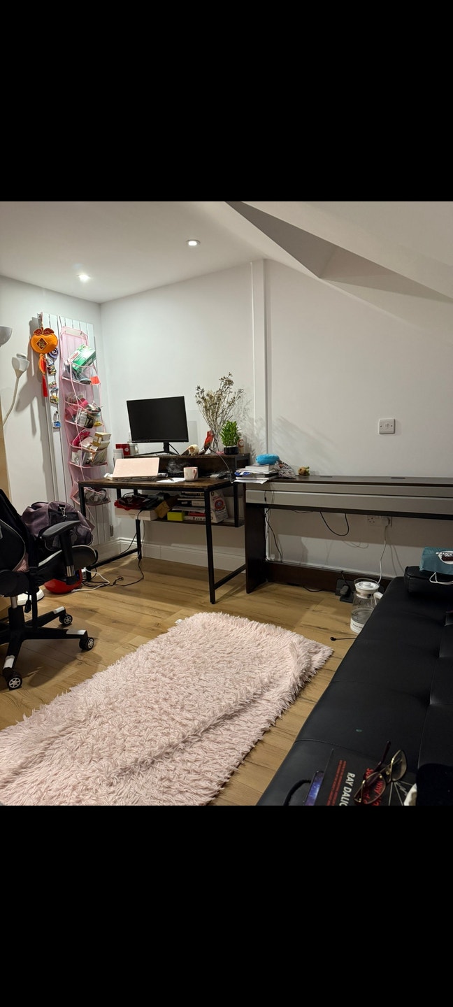 1 double room to let in a newly refurbished house  Main Photo