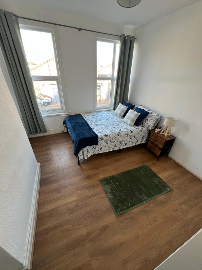 Single and Double Rooms Available Main Photo