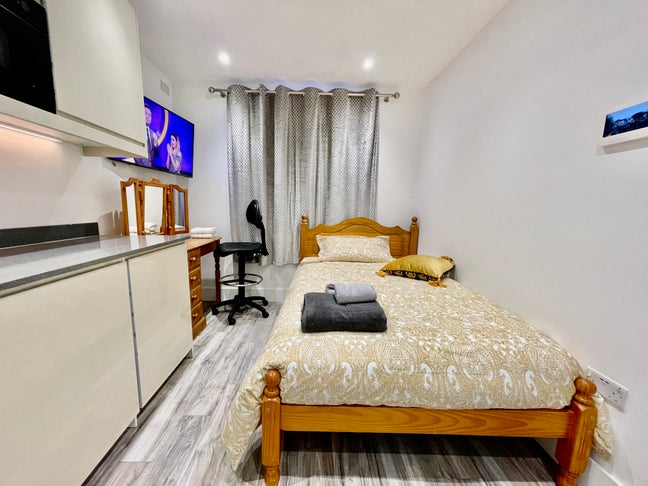 Luxe En-suite double room - Walk to two Stations  Main Photo