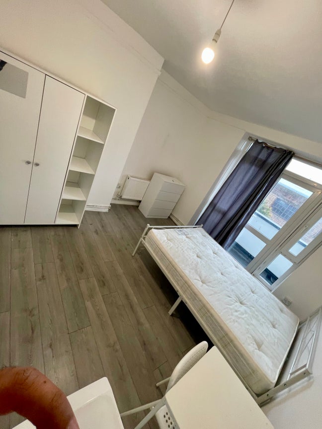 Big Double Room+ Private Balcony Available Now Main Photo