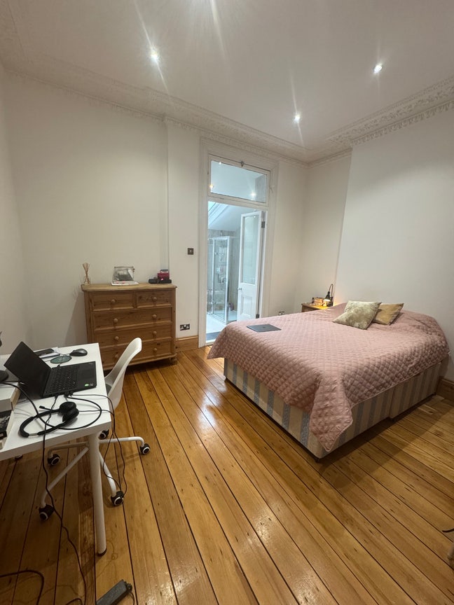 En-suite double bedroom short term contract  Main Photo