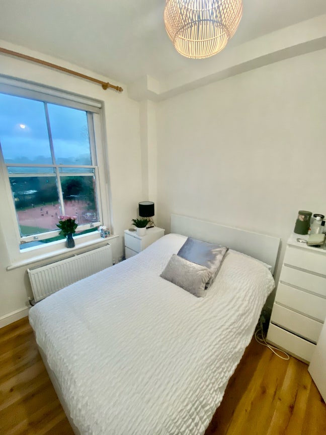 Double room in a lovely two 2bedroom flat Main Photo