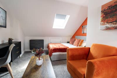 One Beautiful Room in Caversham Main Photo