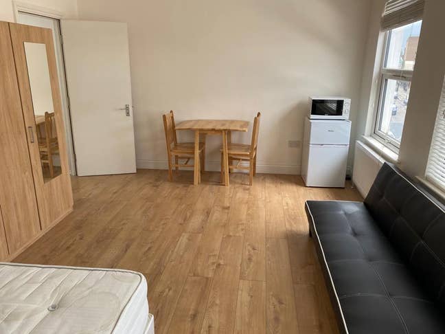 Large Room - Tooting Broadway all bills Main Photo