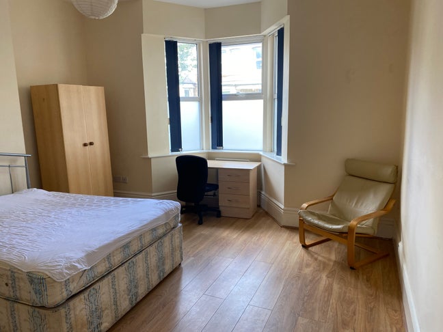 Massive Room with A King Size Bed Main Photo