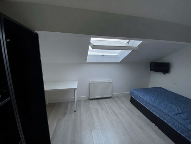 Stunning Top Floor Room inc All Bills! Main Photo