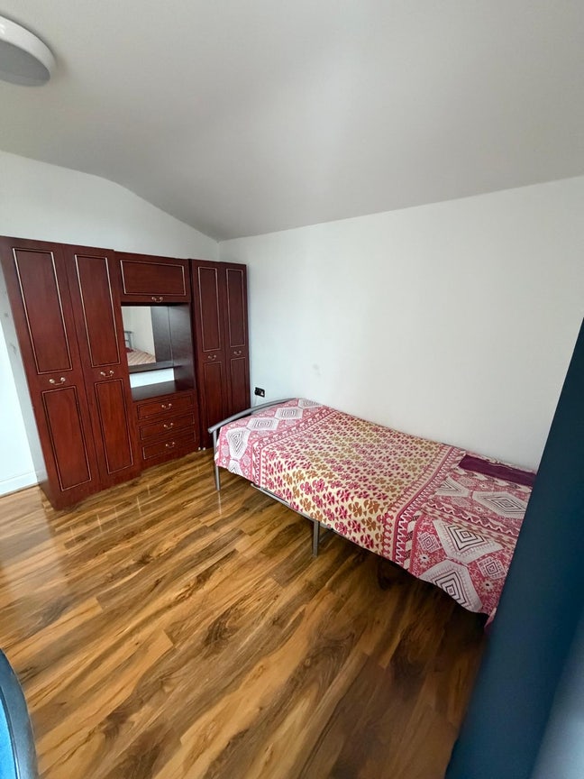 Double size Room for rent for single female Main Photo
