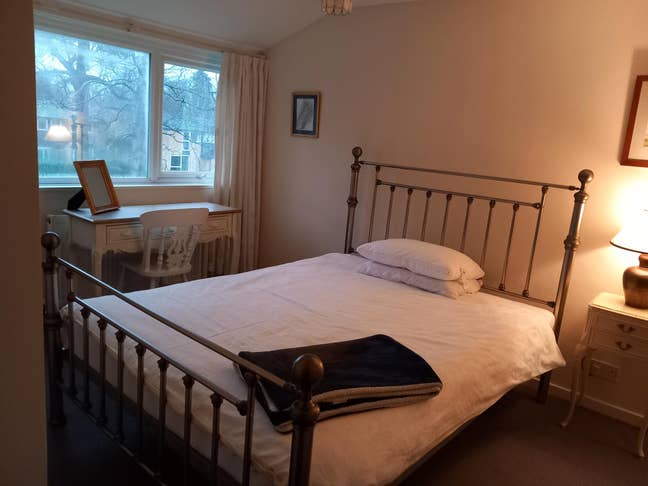 Clean, bright double room near Weybridge station Main Photo