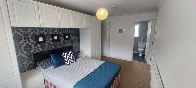 Large Ensuite - Close to Royal Surrey &pound;835 GU2 8Lu Main Photo