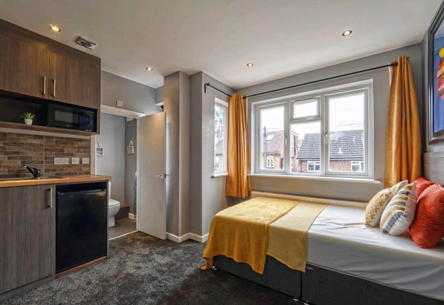 South Harrow Ensuite with Kitchenette  Main Photo