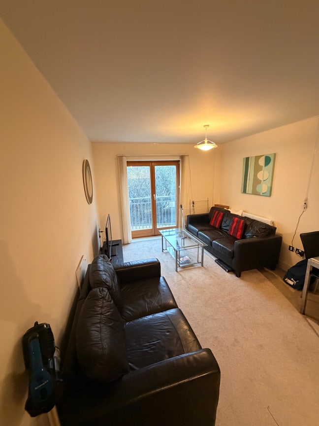 Spacious ensuite furnished room available Main Photo