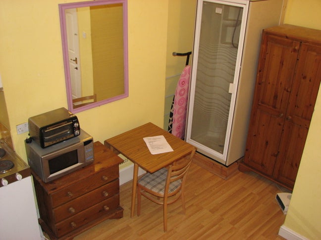 Single bedsit available in Hammersmith Main Photo