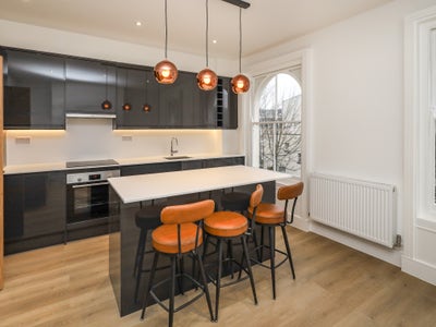 Modern 3-Bed Split-Level Apartment Main Photo