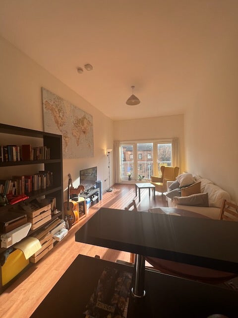 Double room in modern warm Glasgow West End flat Main Photo