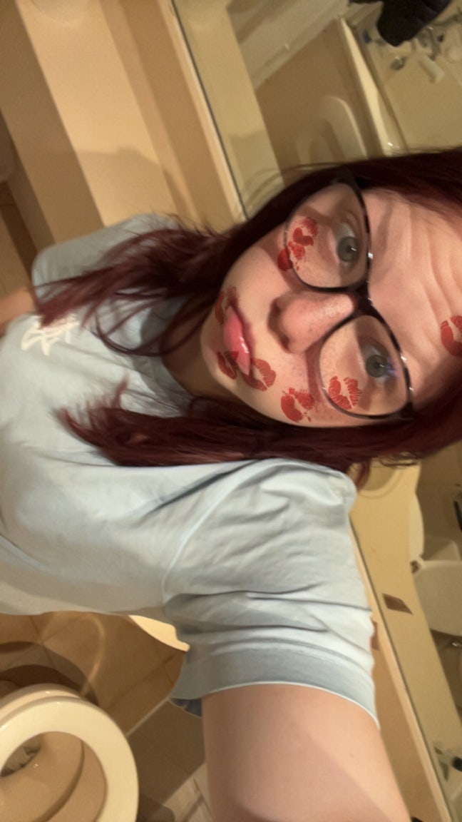 tiff , 20 looking for permanent living , easy... Main Photo