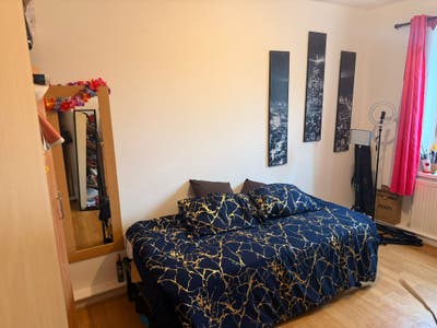 Bright Double Room | 1-min to Jubilee Line | Main Photo