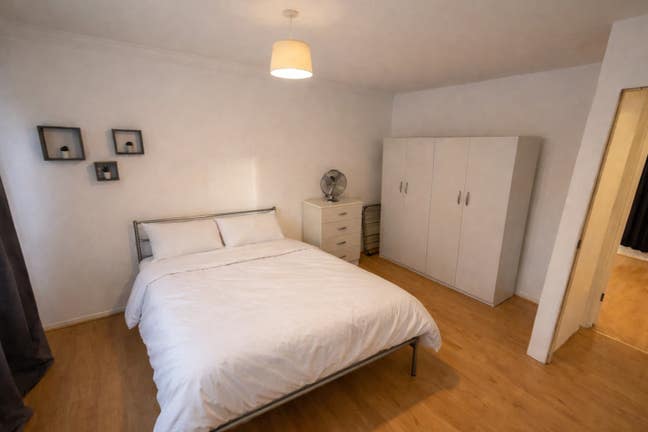 3 amazing rooms in E3 fully furnished!  Main Photo