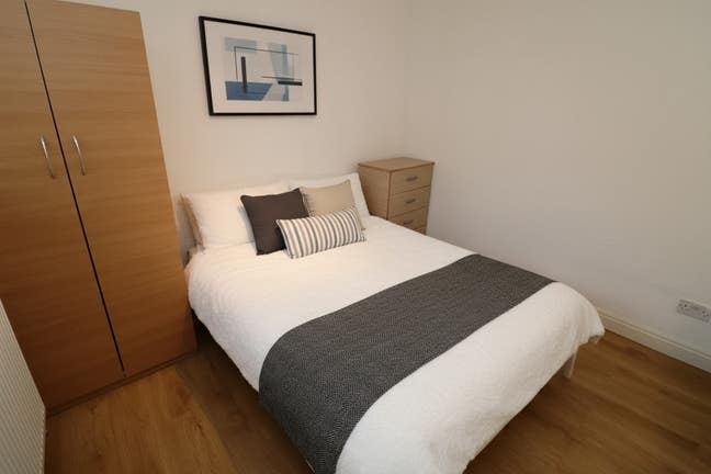 5 Min Walk from St James Street Station- Room  Main Photo