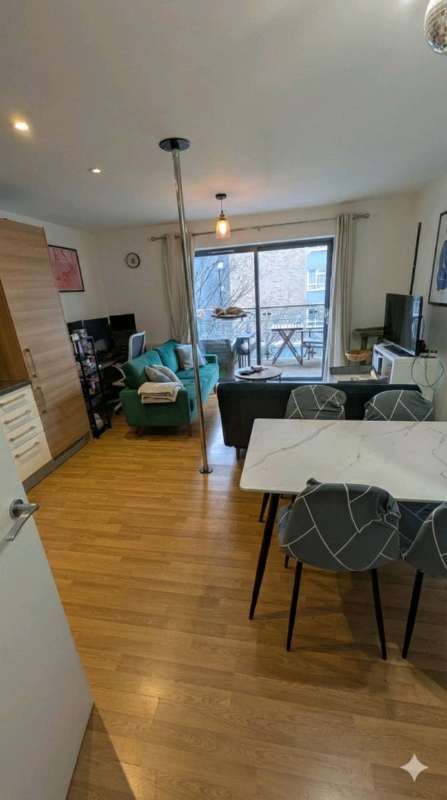 Balcony flat near mile end station Main Photo