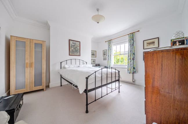 Furnished quiet double room facing back garden Main Photo