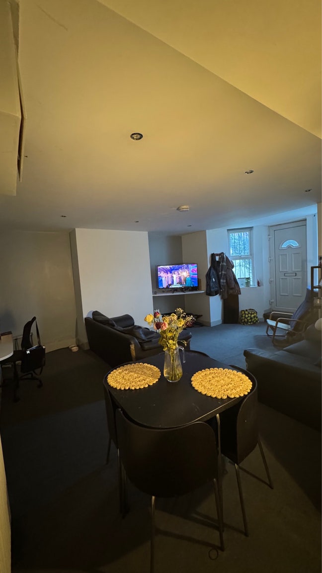 Urgent tenancy takeover  Main Photo