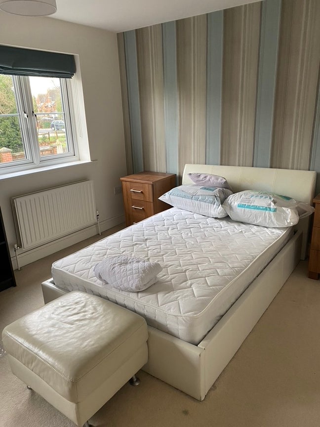 Spacious double bedroom overlooking a park. Main Photo