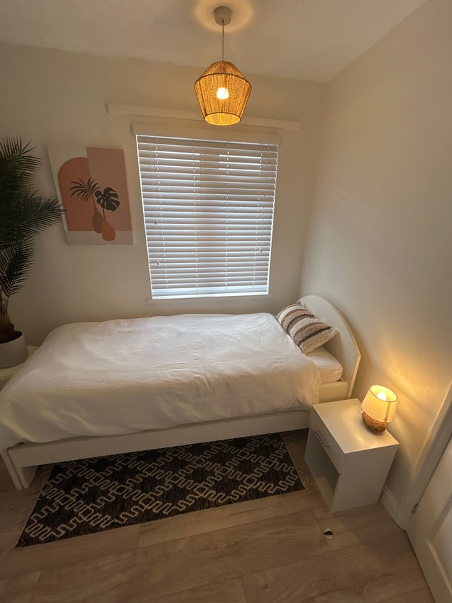 Single bedroom with access to whole house Main Photo