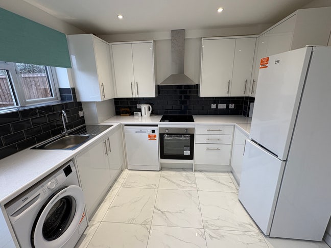 Newly Renovated 3 Bedroom House with Large Garden Main Photo