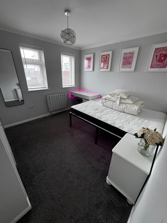 Double Room 🤍 All Bills Included Main Photo