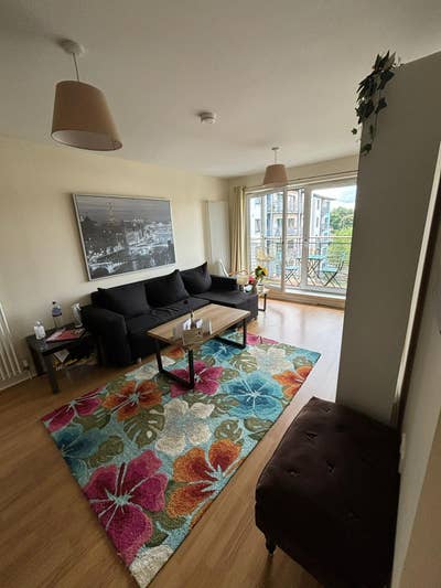 Room available for a female tenant Main Photo