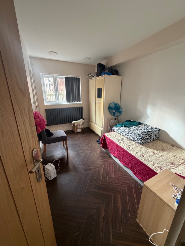 Double Room with Private Toilet  Bills Included Main Photo