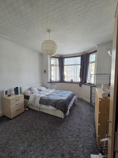 2 double rooms- Landlord separate living quarter Main Photo